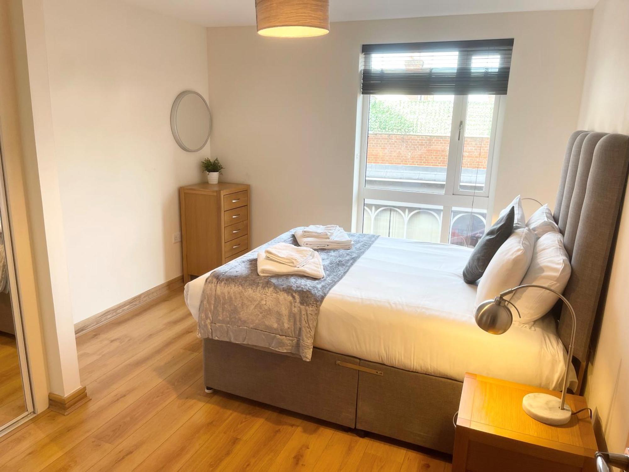 Blue Sky Apartments@Guildford Town Centre Екстер'єр фото