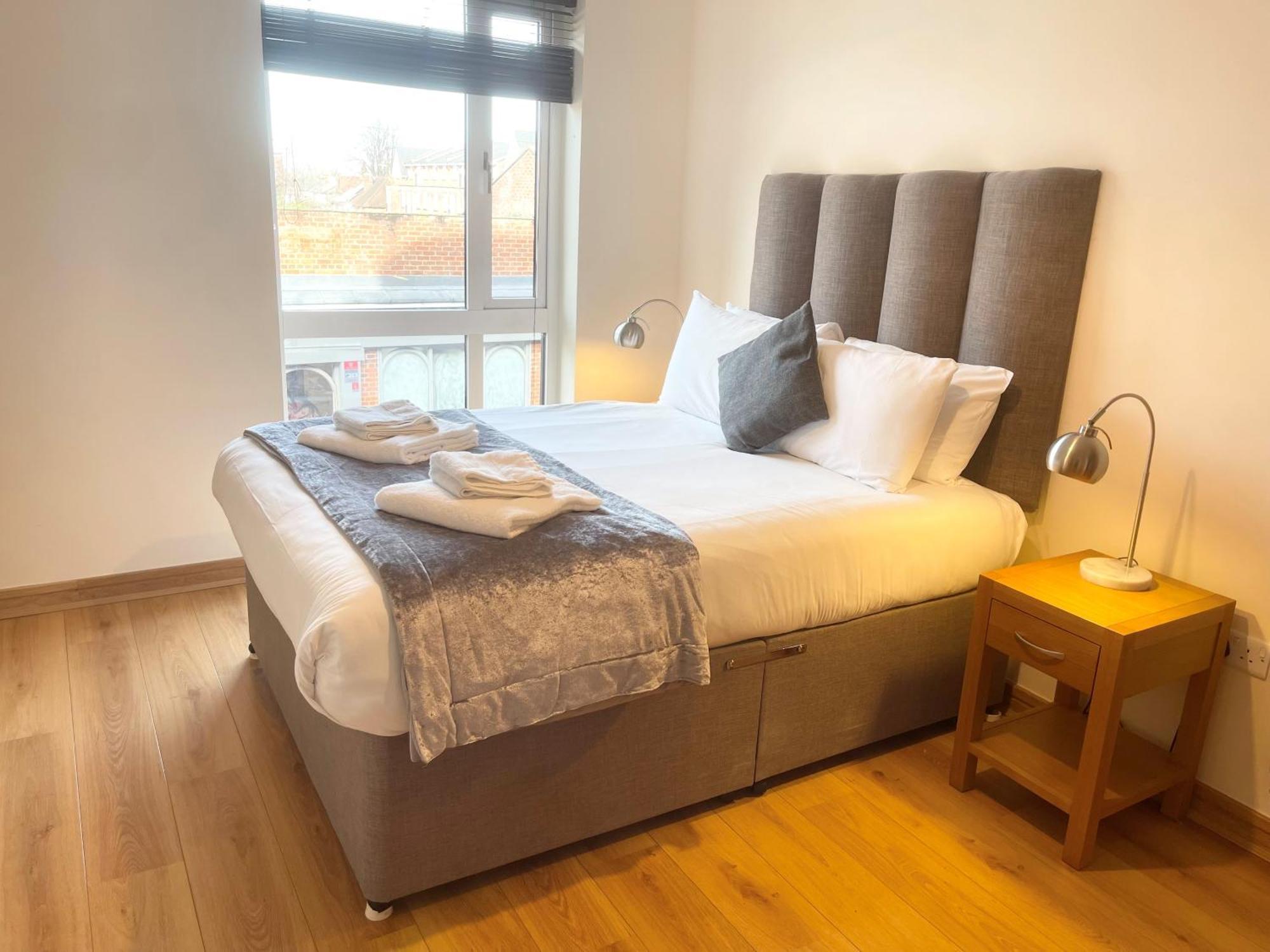 Blue Sky Apartments@Guildford Town Centre Екстер'єр фото