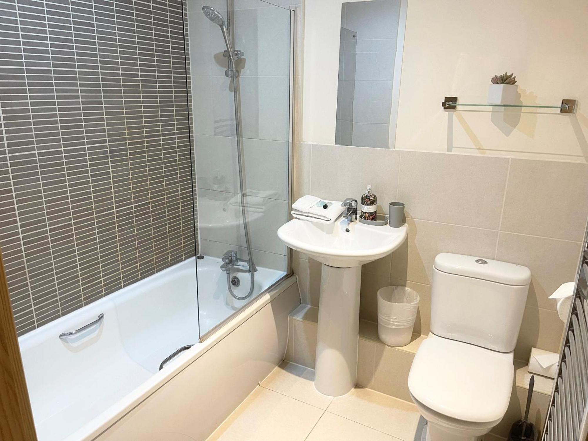 Blue Sky Apartments@Guildford Town Centre Екстер'єр фото
