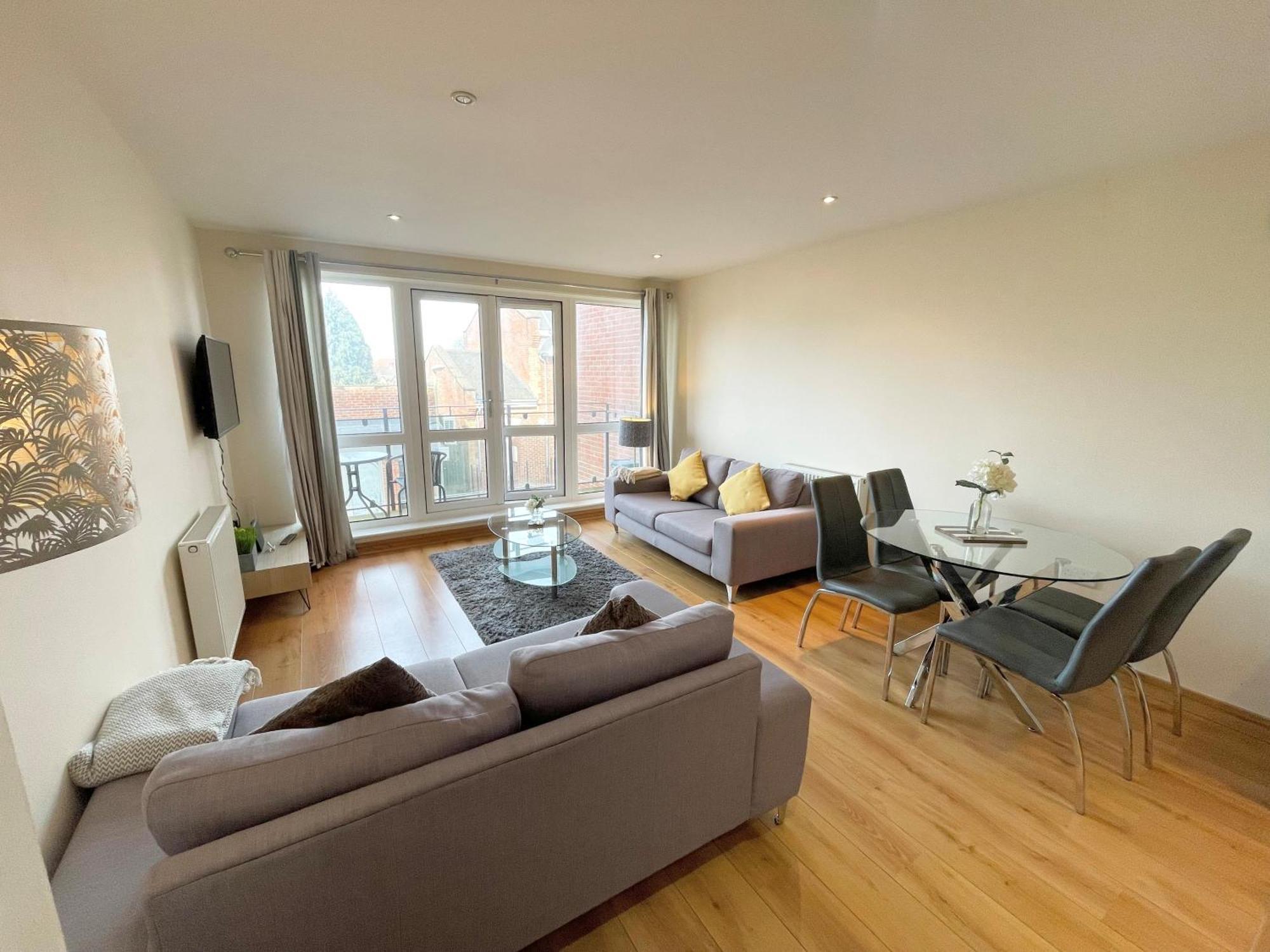 Blue Sky Apartments@Guildford Town Centre Екстер'єр фото
