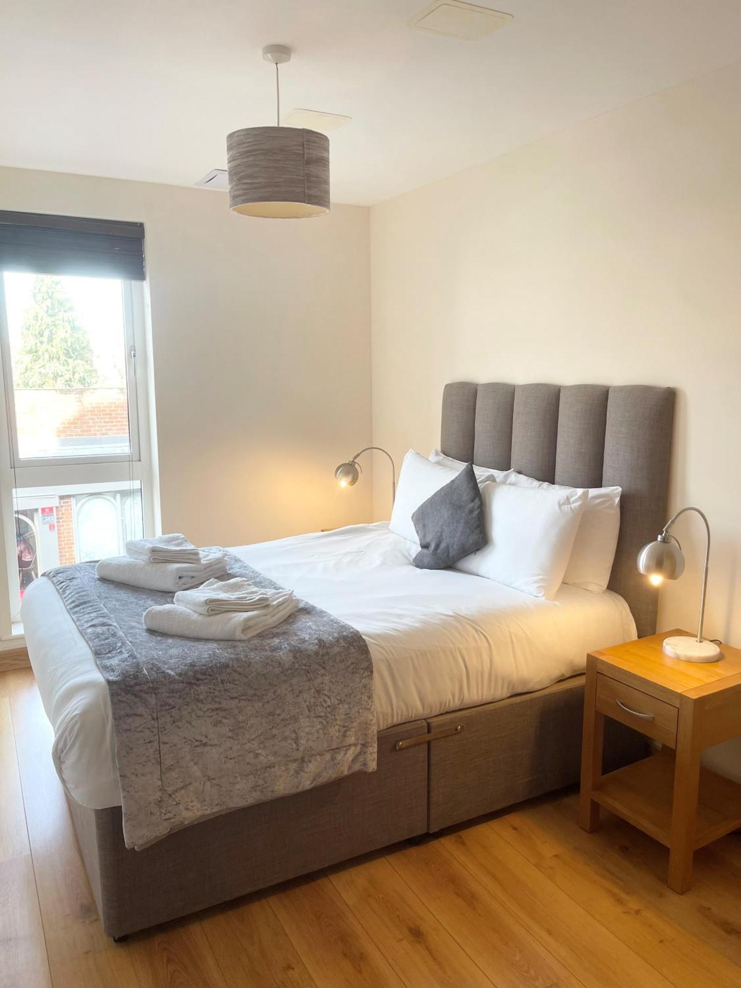 Blue Sky Apartments@Guildford Town Centre Екстер'єр фото