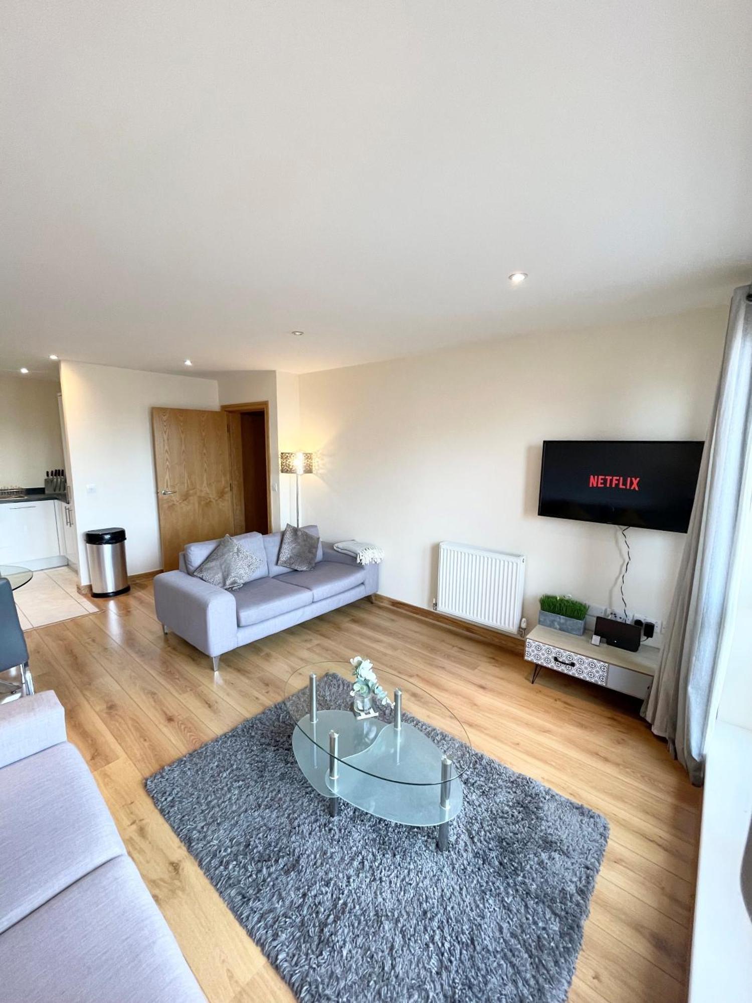 Blue Sky Apartments@Guildford Town Centre Екстер'єр фото