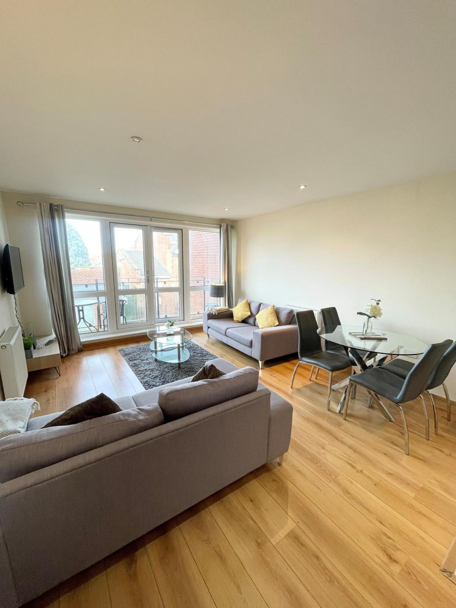 Blue Sky Apartments@Guildford Town Centre Екстер'єр фото