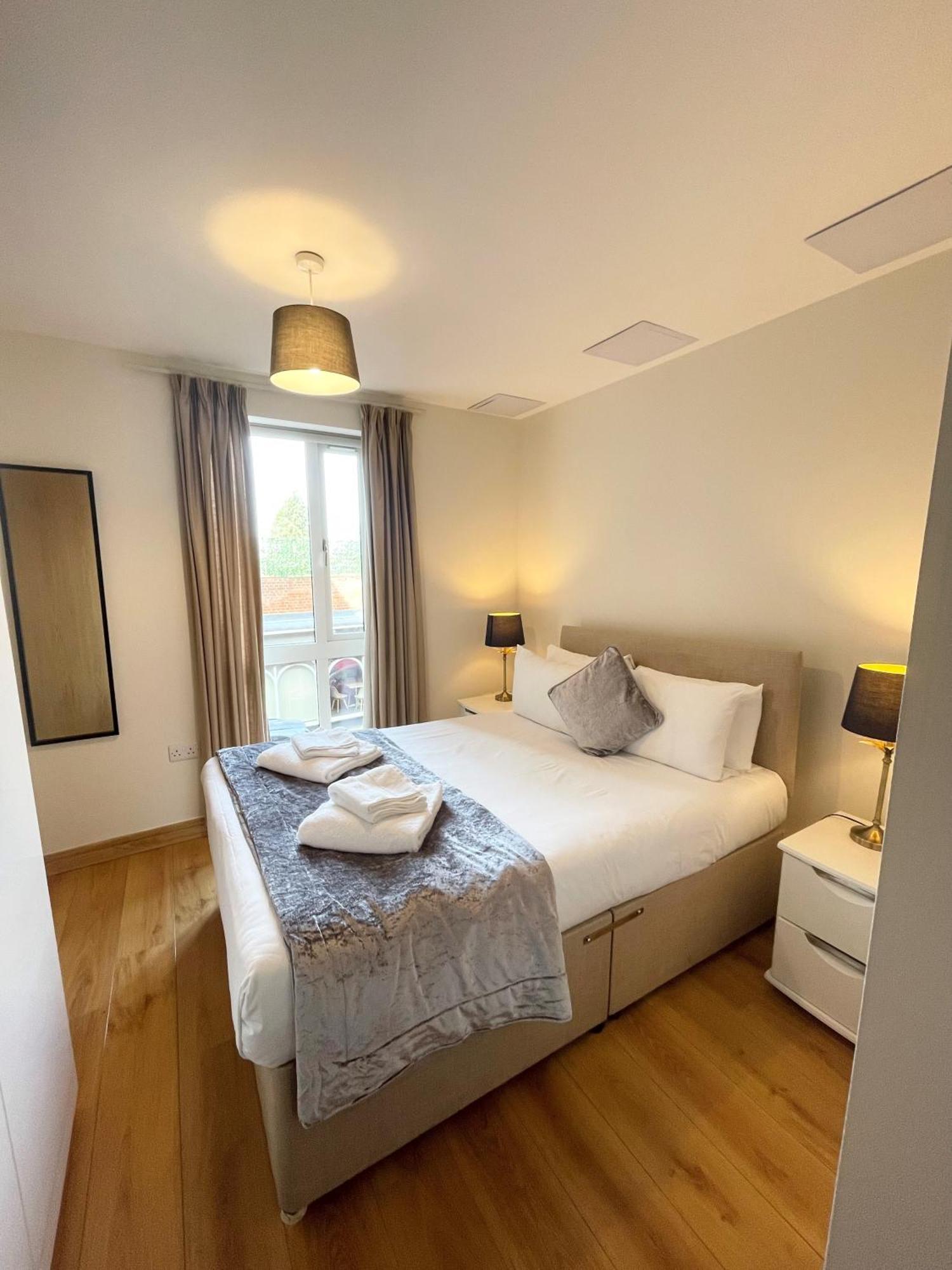 Blue Sky Apartments@Guildford Town Centre Екстер'єр фото