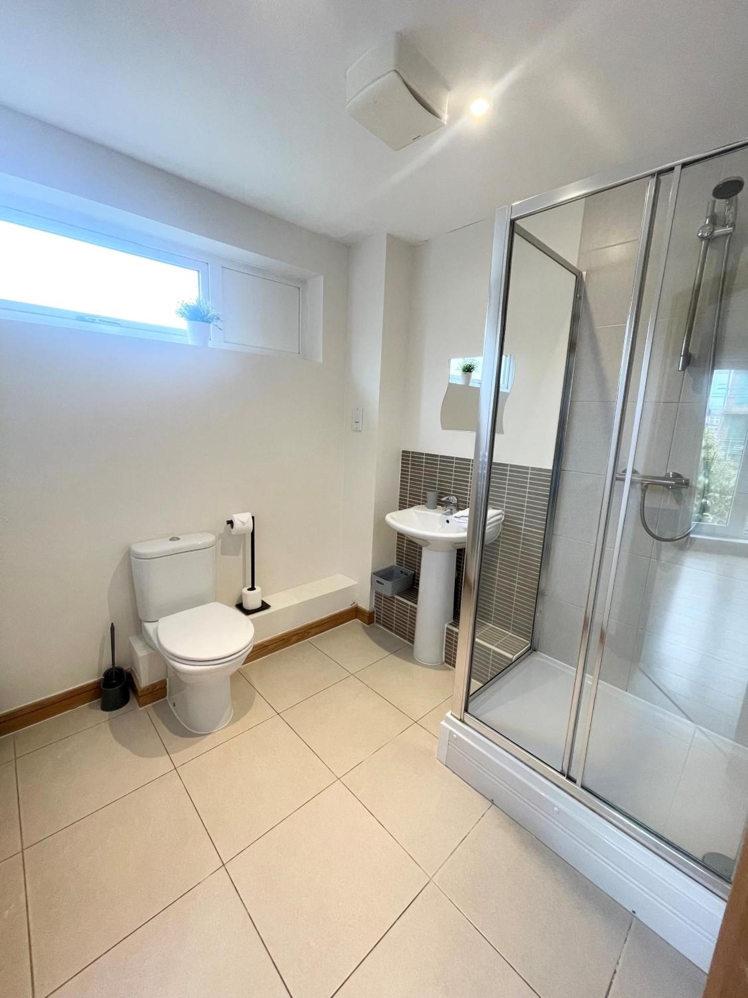 Blue Sky Apartments@Guildford Town Centre Екстер'єр фото