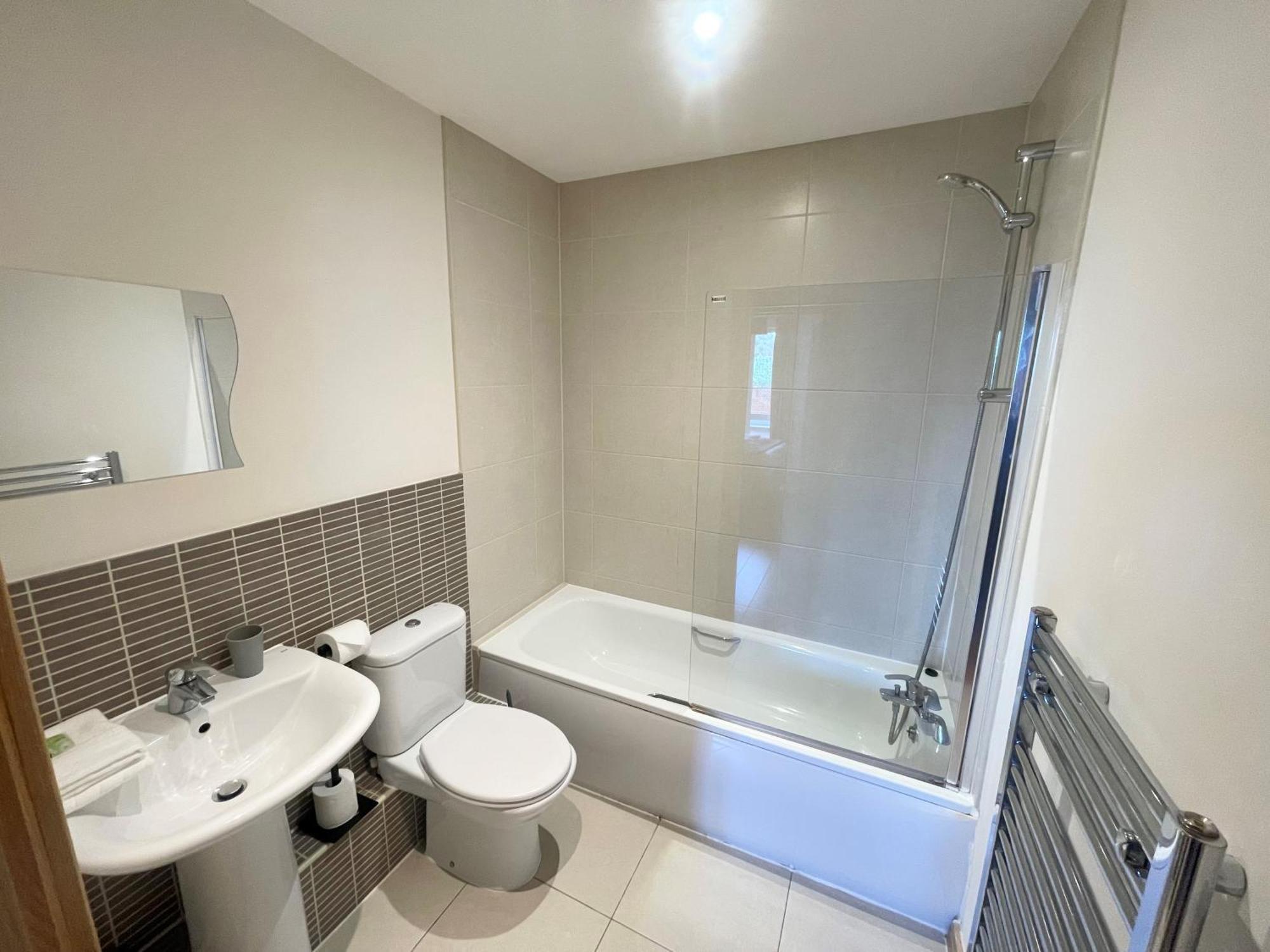 Blue Sky Apartments@Guildford Town Centre Екстер'єр фото