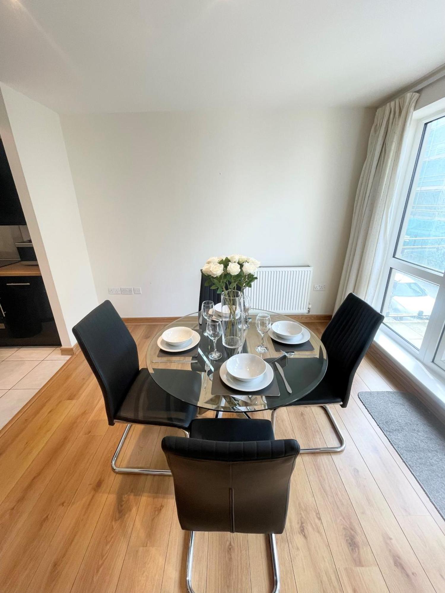 Blue Sky Apartments@Guildford Town Centre Екстер'єр фото