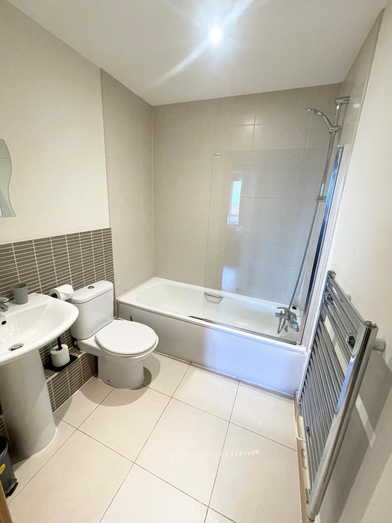 Blue Sky Apartments@Guildford Town Centre Екстер'єр фото