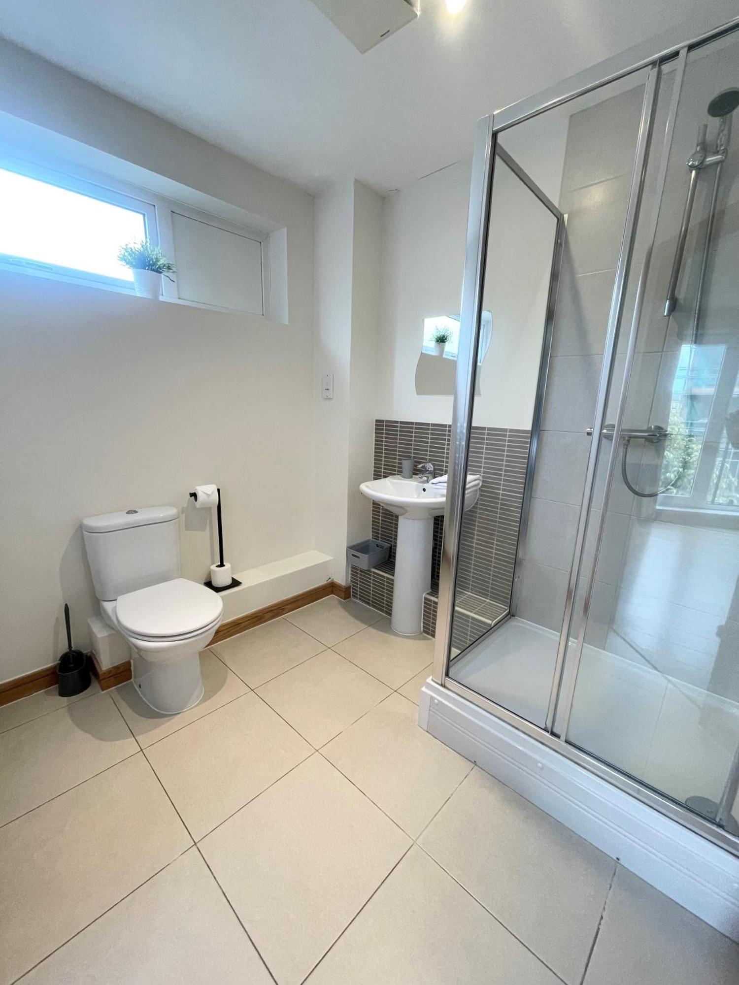 Blue Sky Apartments@Guildford Town Centre Екстер'єр фото