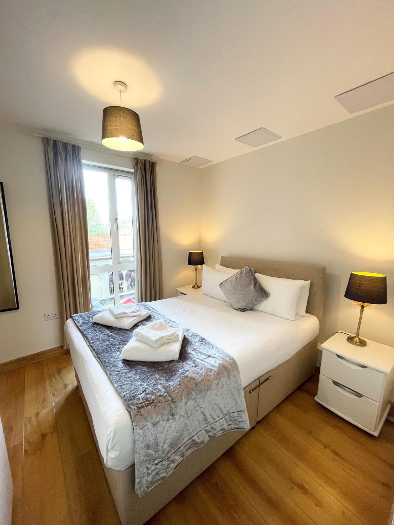 Blue Sky Apartments@Guildford Town Centre Екстер'єр фото