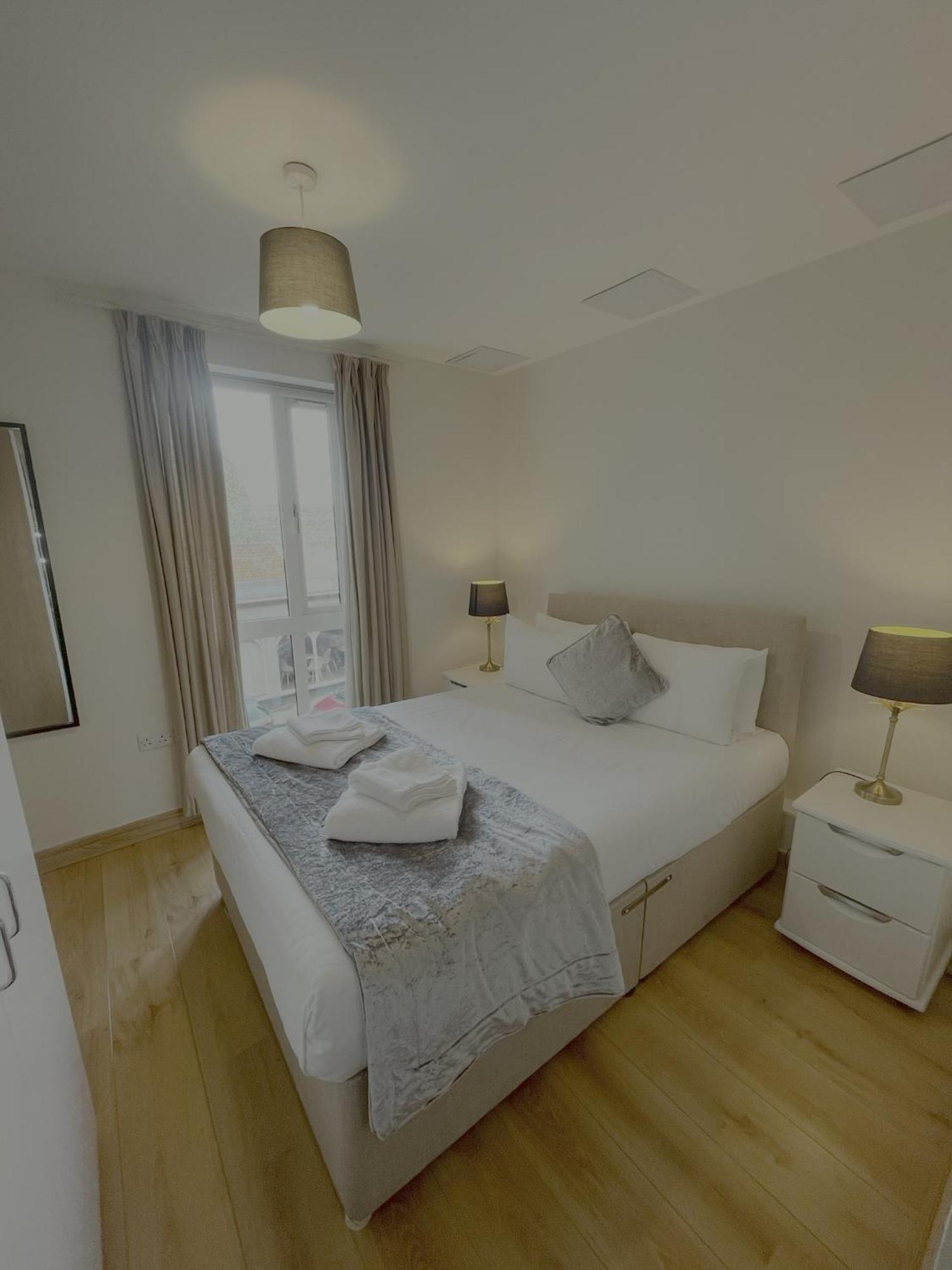 Blue Sky Apartments@Guildford Town Centre Екстер'єр фото
